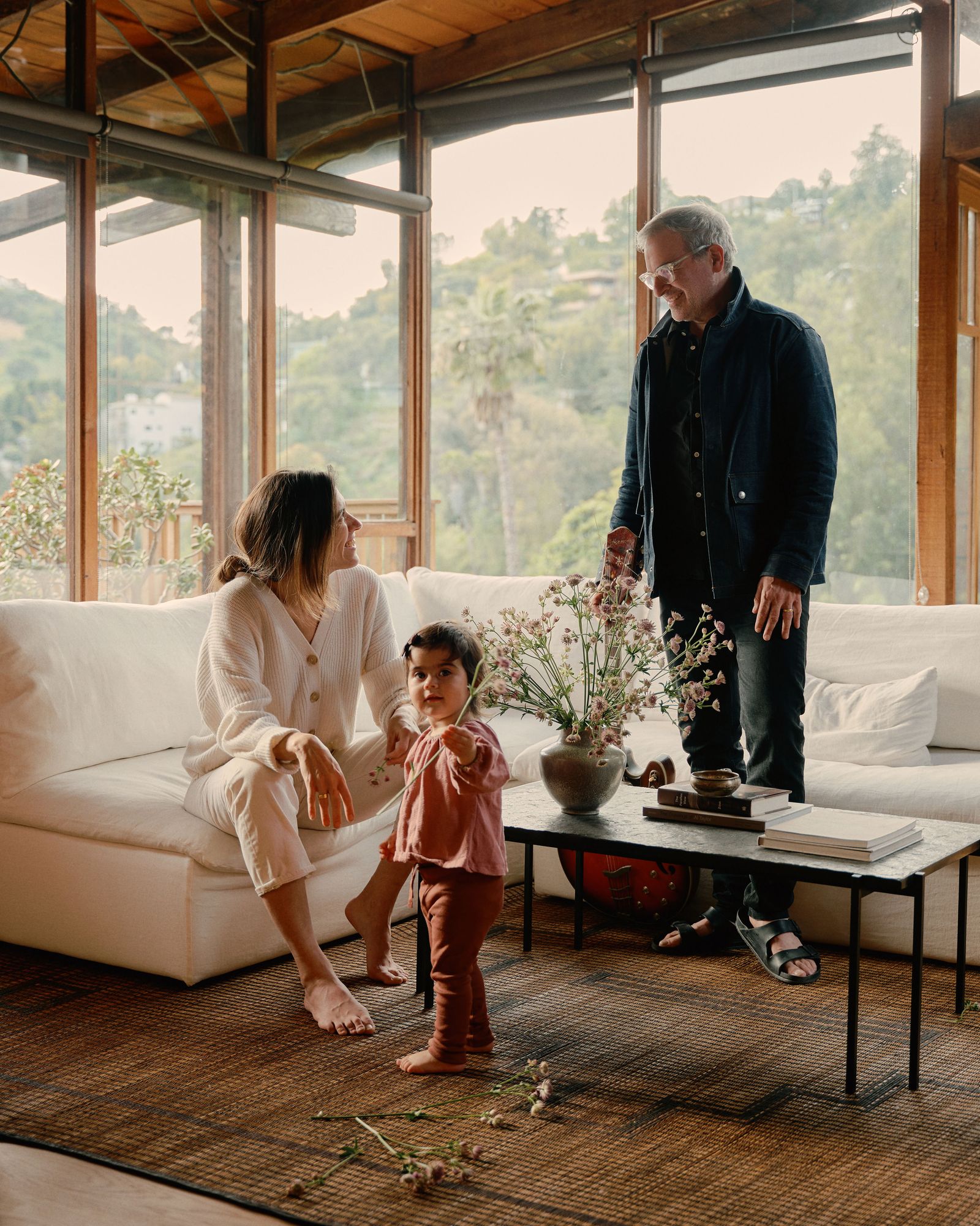 Renovierung Los Angeles FamilienHaus mit großen Fensterfronten FamilienPorträt