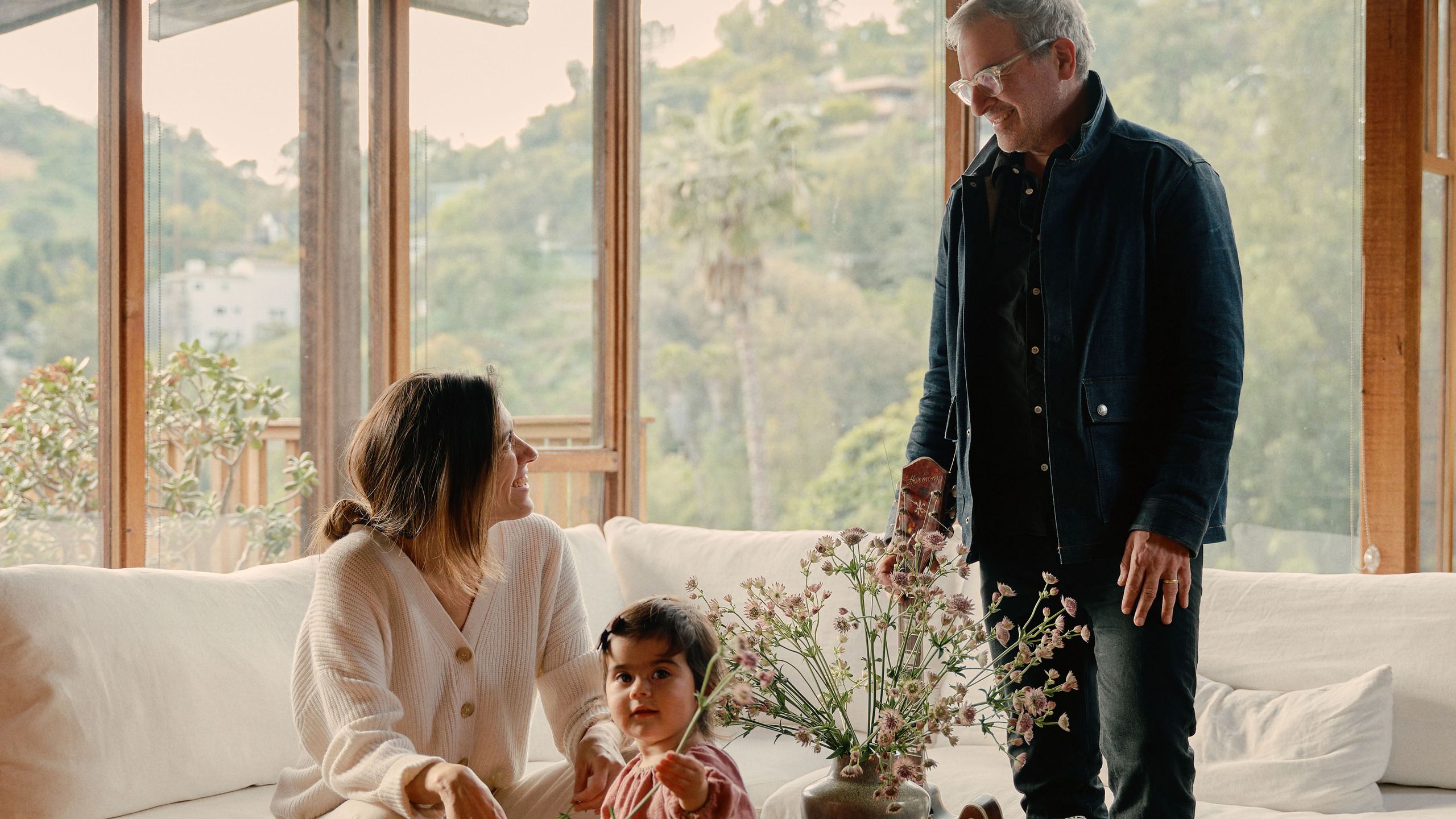 Renovierung Los Angeles FamilienHaus mit großen Fensterfronten FamilienPorträt