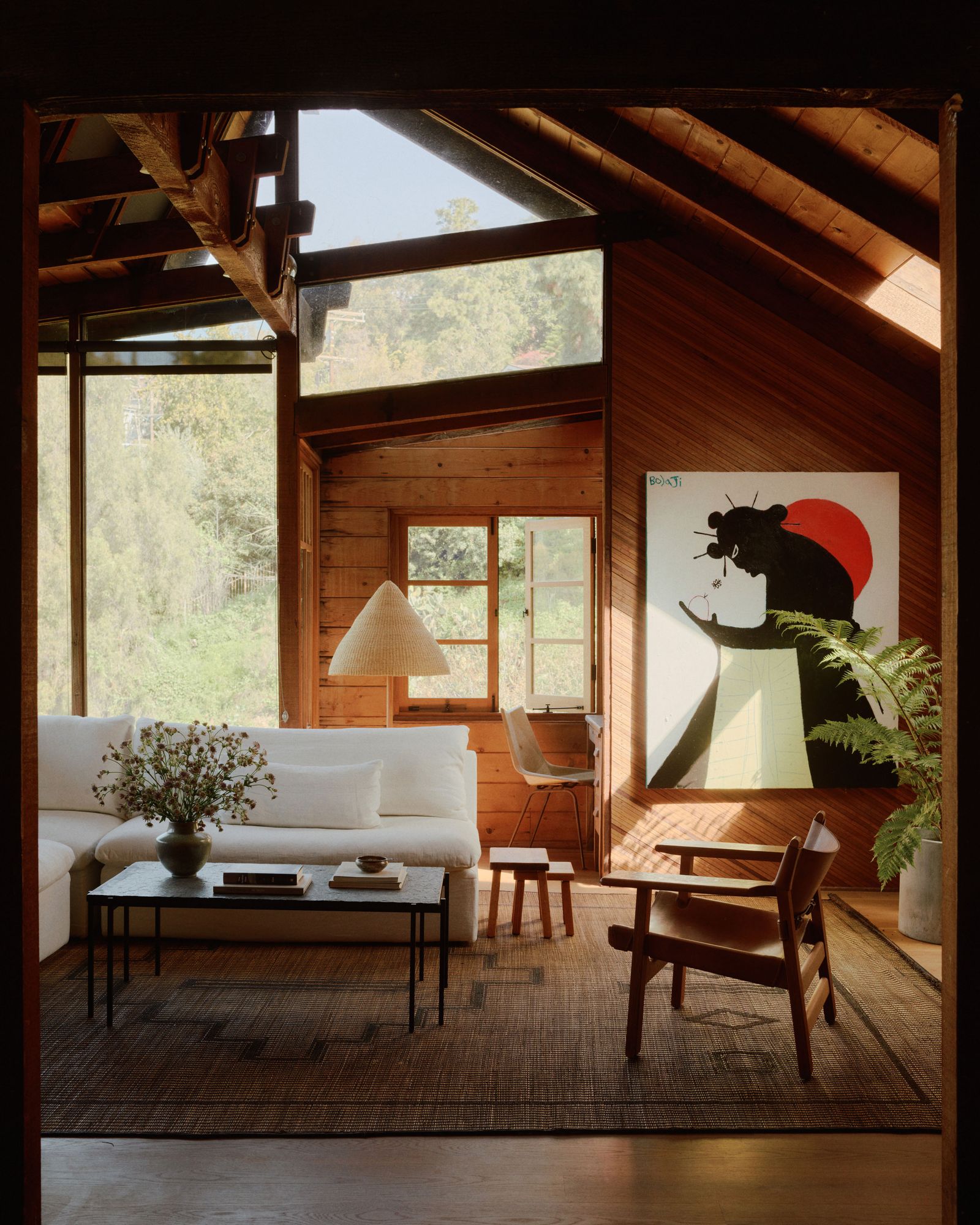 Renovierung Los Angeles FamilienHaus Wohnzimmer weißes Sofa Kunst