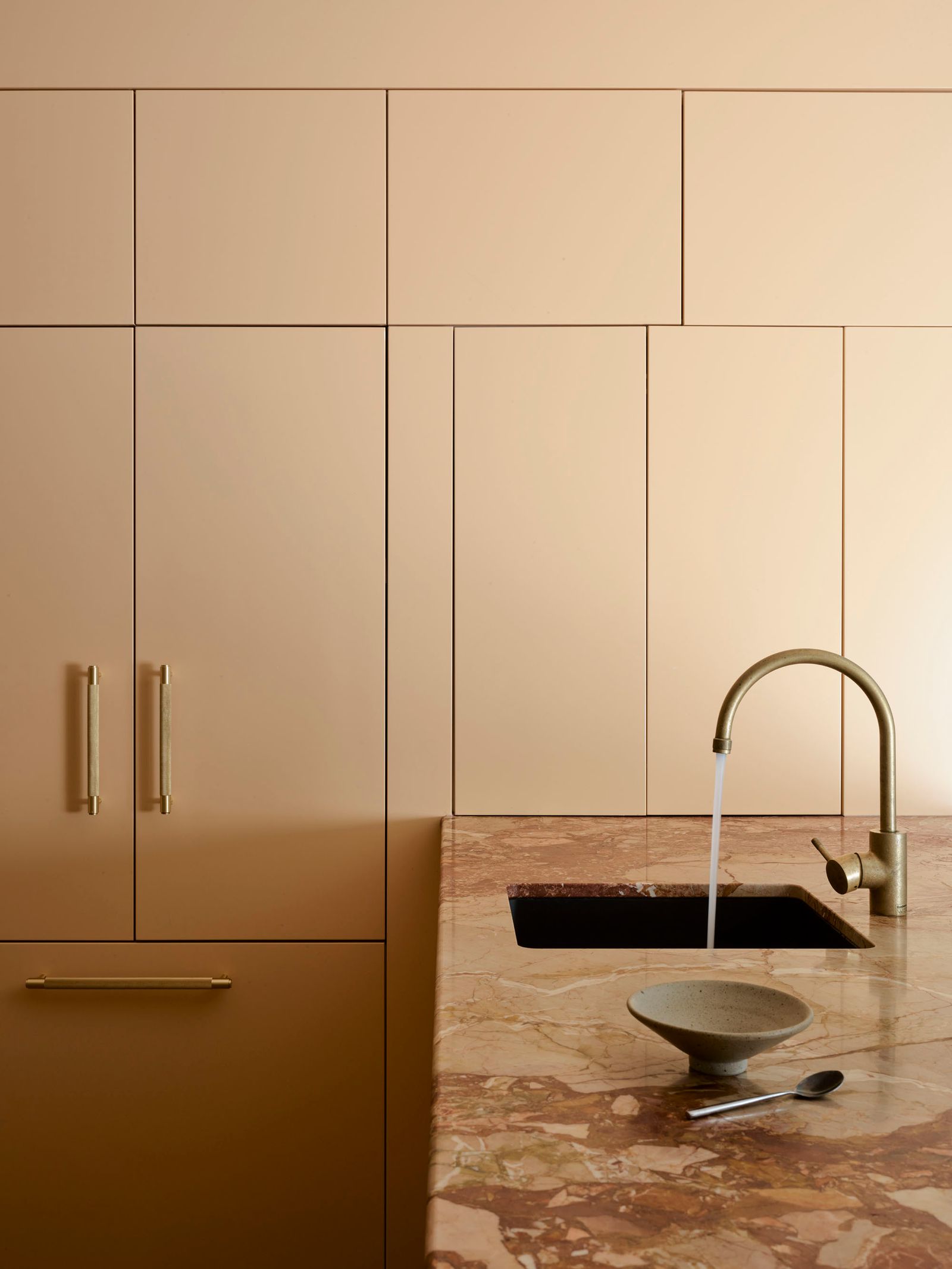 Hochschränke als Raumteiler und Stauraum