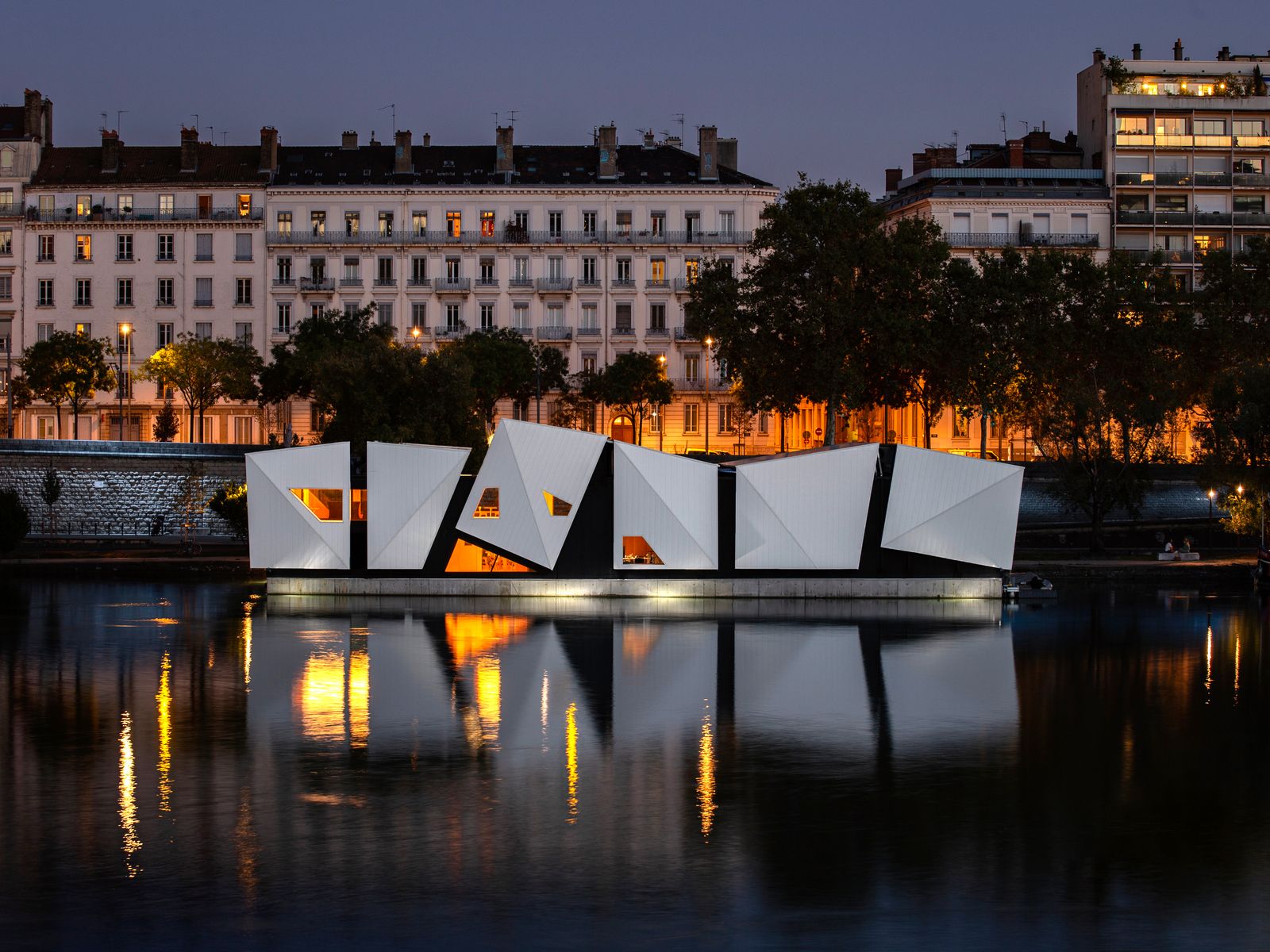 Schwimmende Häuser und Städte auf Stelzen: Wie Architektur auf Starkregen und Sintfluten antwortet