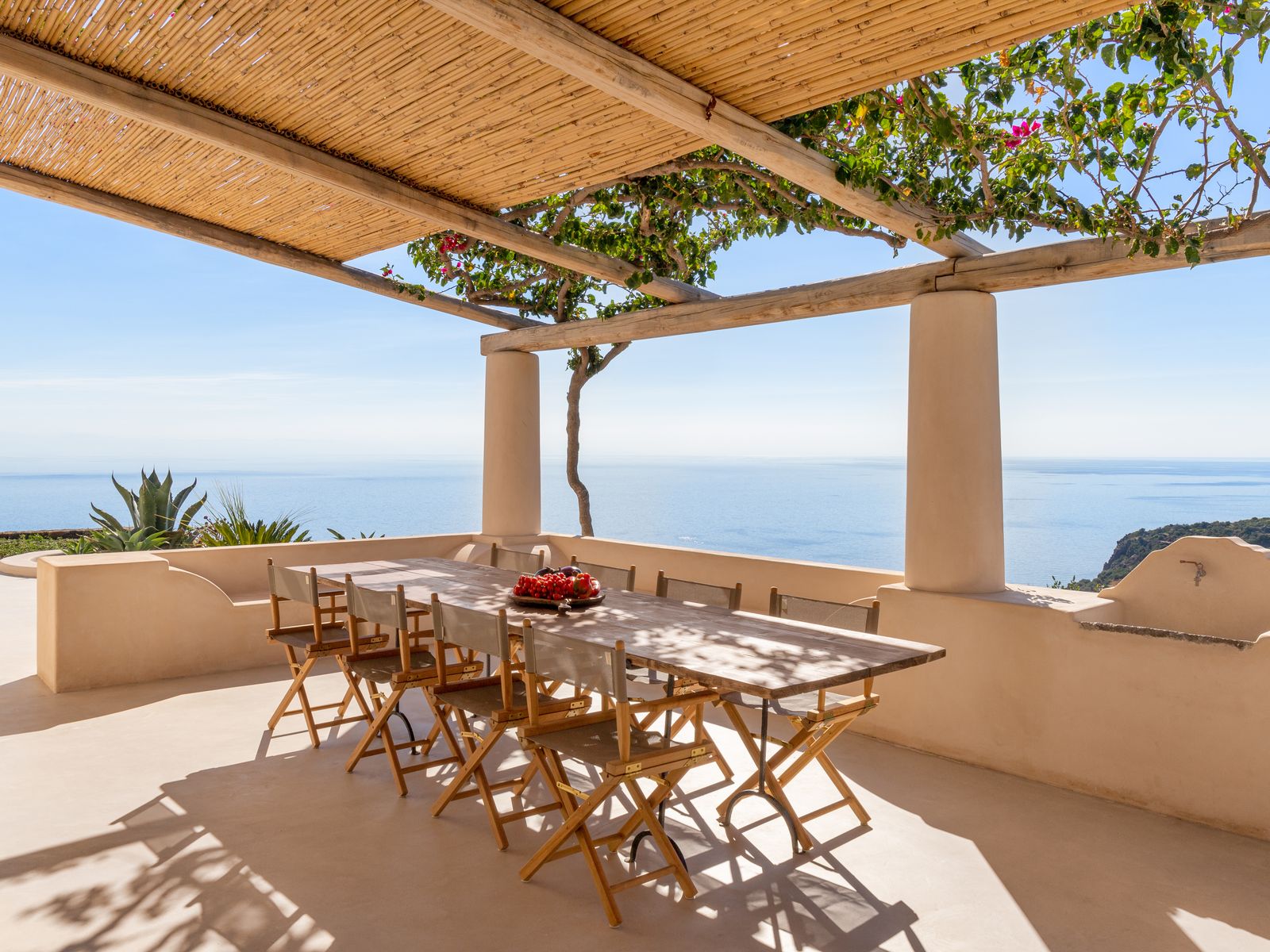So wurde ein Sommerhaus auf den Äolischen Inseln zum minimalistischen Refugium mit Meerblick