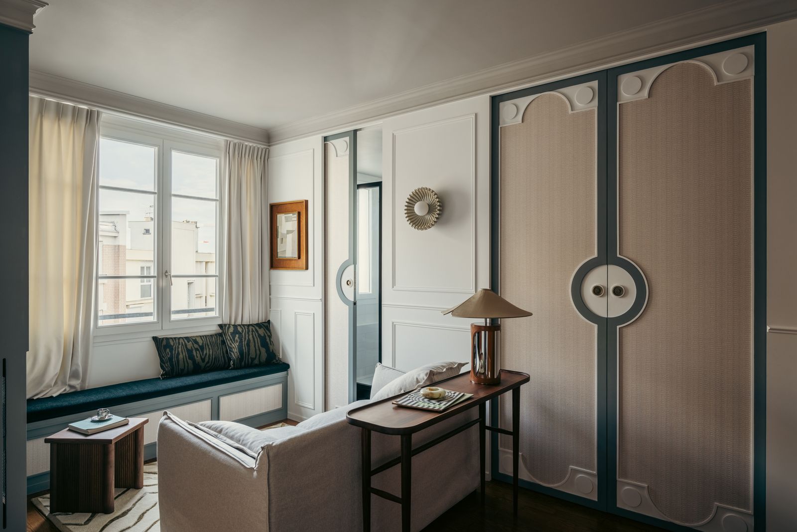 kleine Wohnung Paris Renovierung Wohnzimmer mit Sofa Schlafzimmertüren Fenster