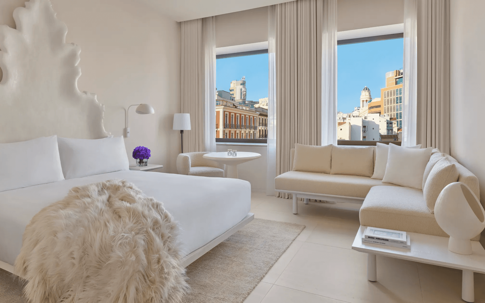 200 Gästezimmer darunter 21 Suiten und zwei PenthouseWohnungen sind in minimalistischem Design gehalten.