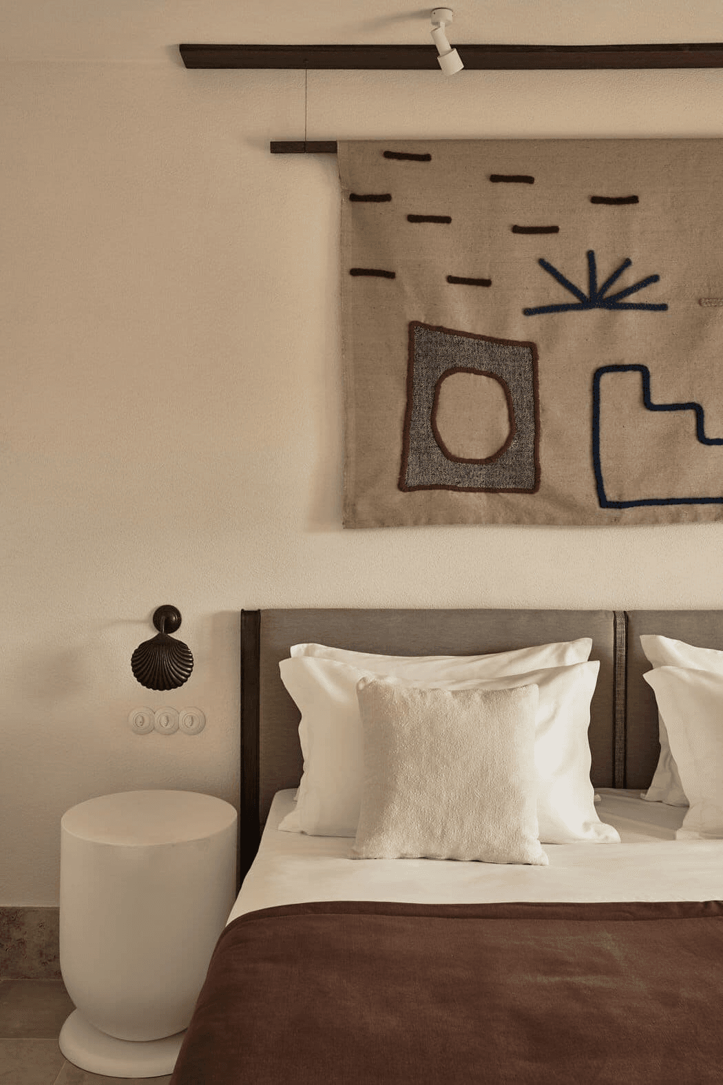 Die Zimmer sind mit viel Tageslicht warmen Erdtönen und Naturmaterialien gestaltet.